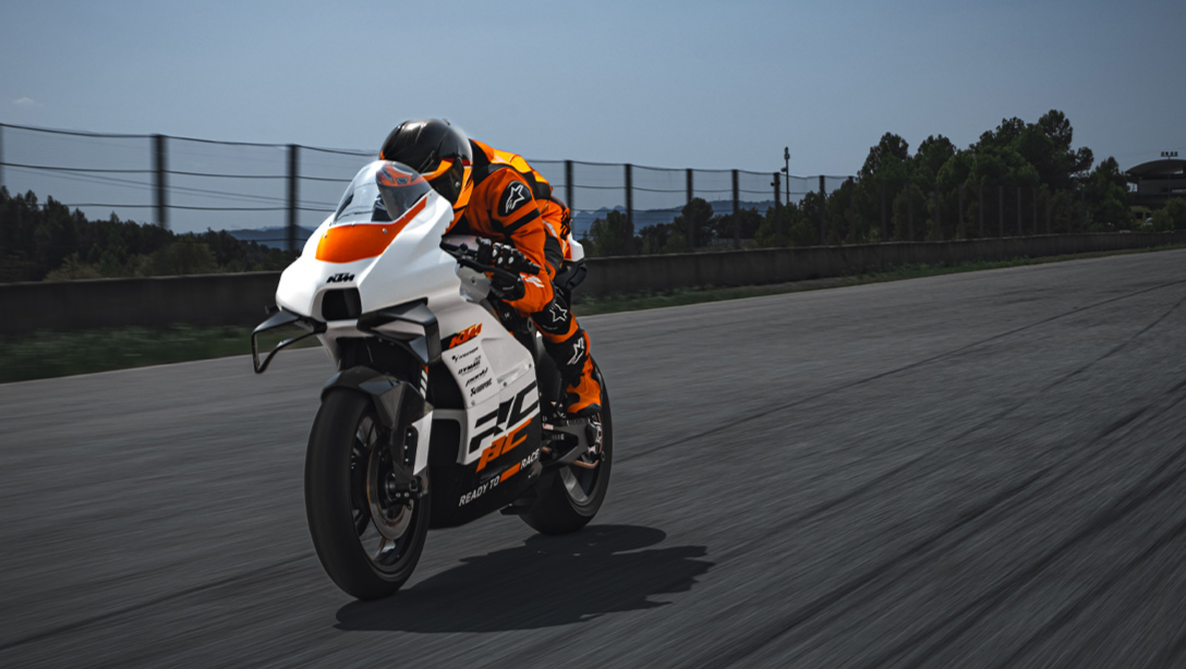 KTM RC 8C 2024 vue avant sur piste
