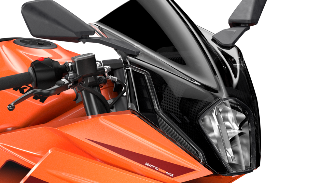 Vue avant de la 2024 KTM RC 390 avec phare LED distinctif.