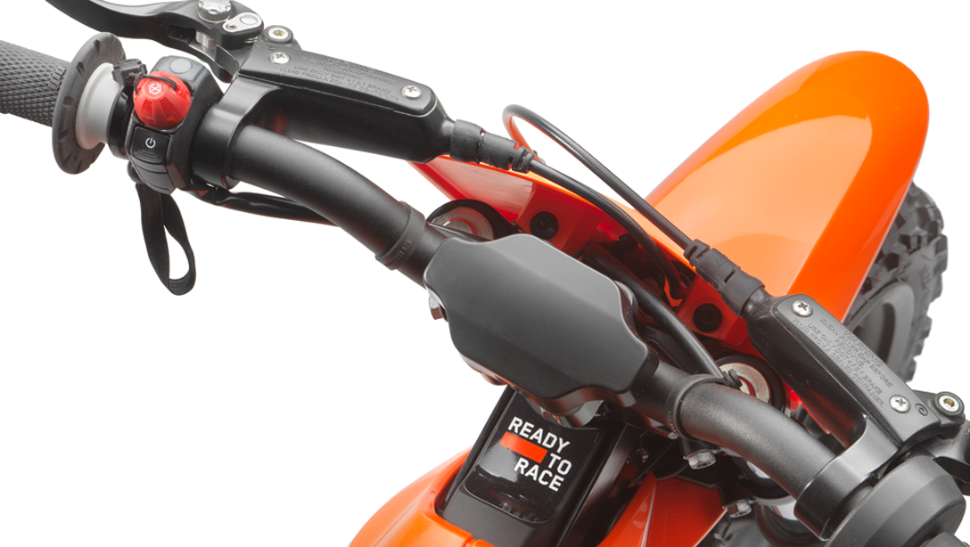 Vue avant de la KTM SX-E 2 2025 sur piste