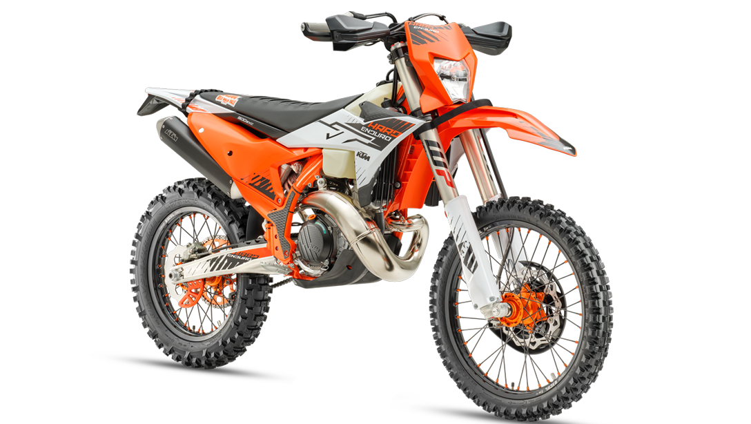 La 2026 KTM 300 EXC HARDENDURO franchissant un obstacle en forêt