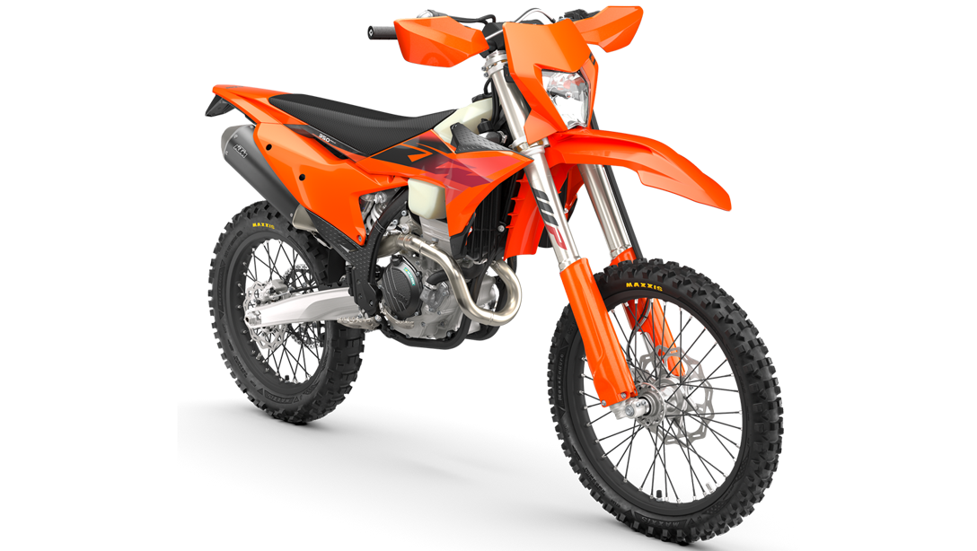 KTM 350 EXC-F 2026 en action sur un sentier boueux