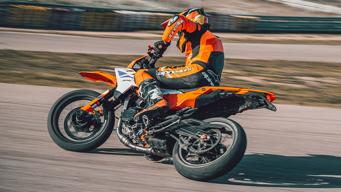 Détail du tableau de bord digital KTM 390 SMC R 2026