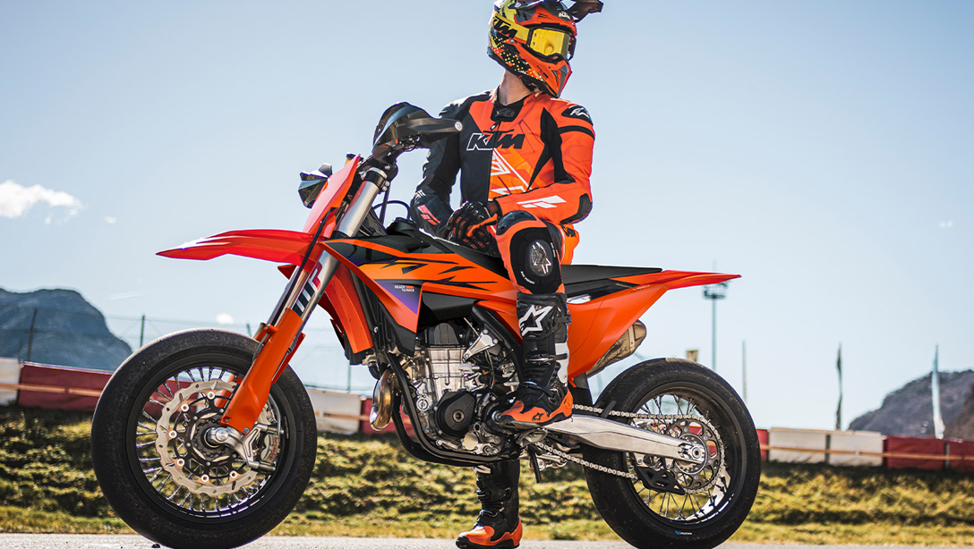 Supermoto KTM 450 SMR 2026 sur piste, vue latérale dynamique