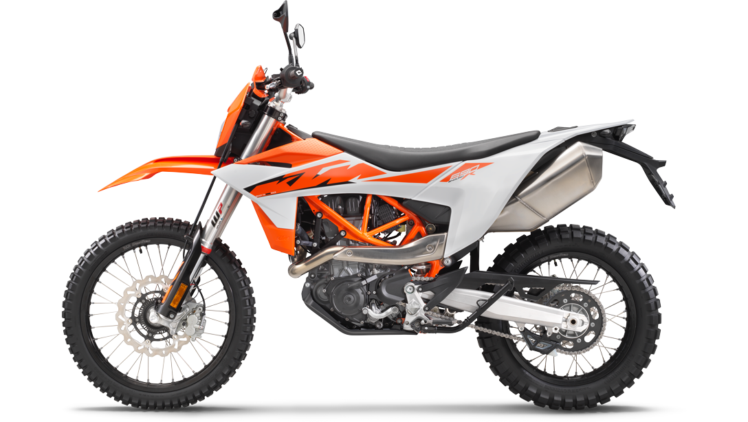 KTM 690 Enduro R 2026 vue de profil sur terrain accidenté