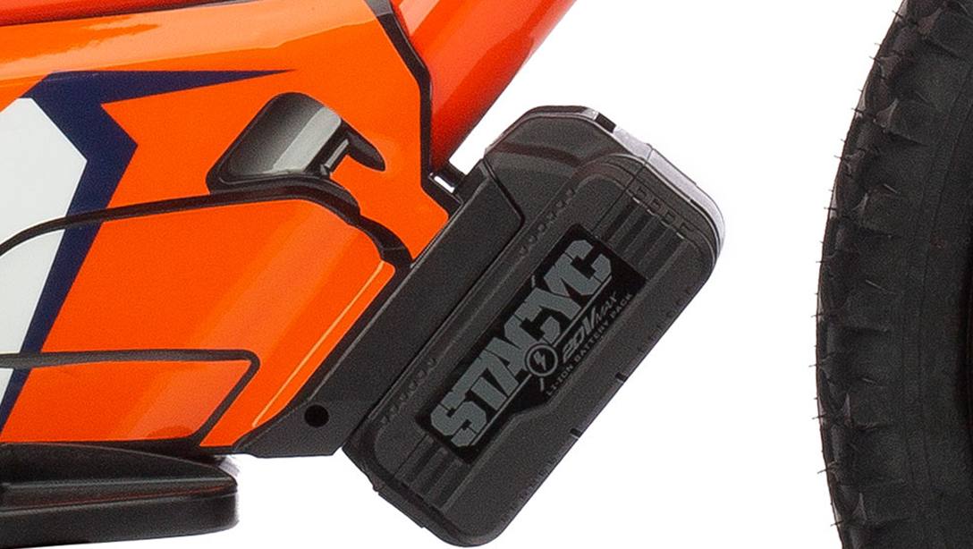 Design sportif de la KTM SX-E 1.12 sur terrain