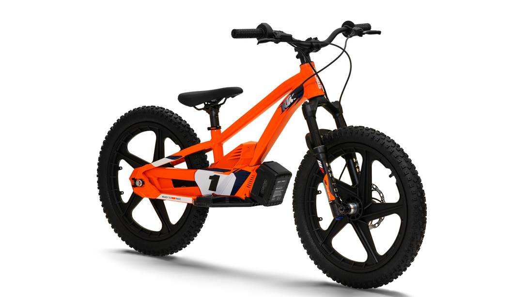 Vue de face de la KTM SX-E 1.20 2026 sur piste
