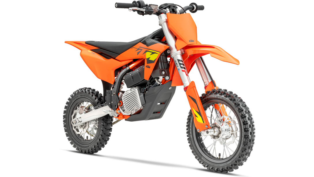 Jeune pilote sur la KTM SX-E 5 2026 en pleine action