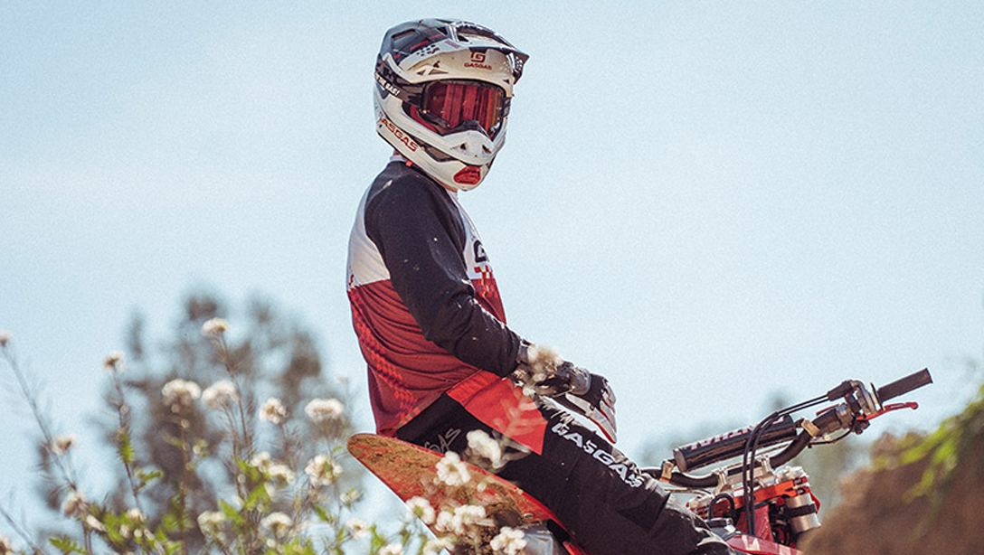 Vue de trois-quarts avant de la GASGAS MC 250F 2026 sur terrain de motocross.
