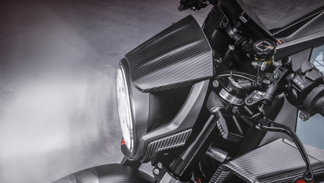 Selle ergonomique et commandes ajustables de la KTM 2023 Brabus 1300 R Edition