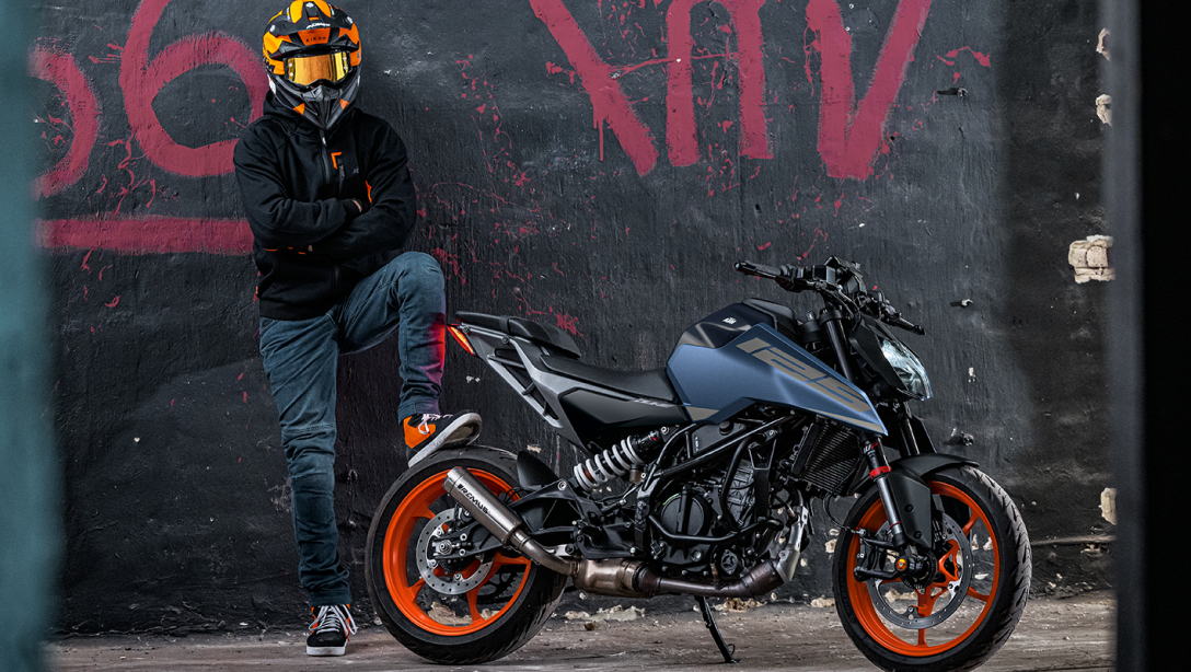 KTM 125 Duke 2026 en mouvement sur route sinueuse.
