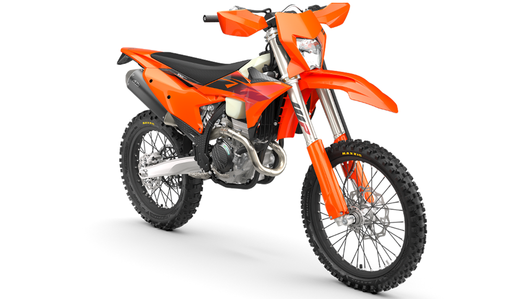 Vue avant de la KTM 250 EXC-F 2026 sur piste d’enduro