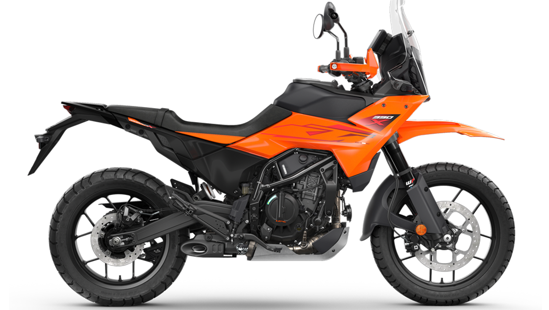 Vue de profil de la 2026 KTM 390 Adventure X sur sentier