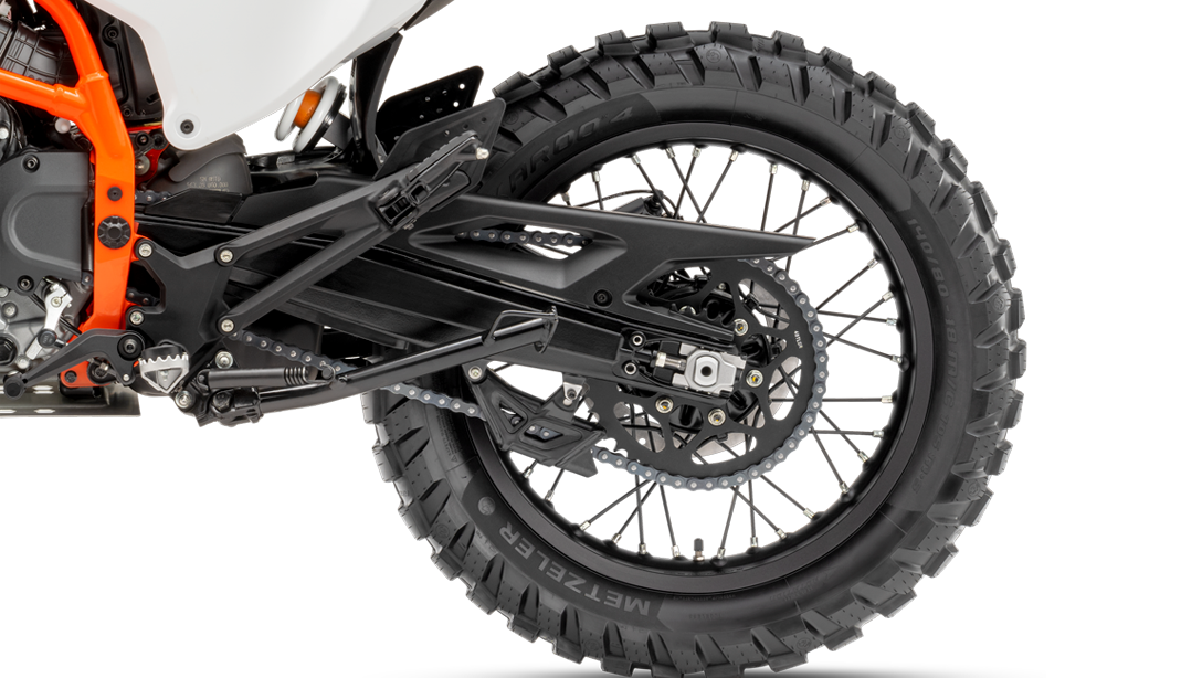 Profil arrière de la 2026 KTM 390 Enduro R avec échappement visible