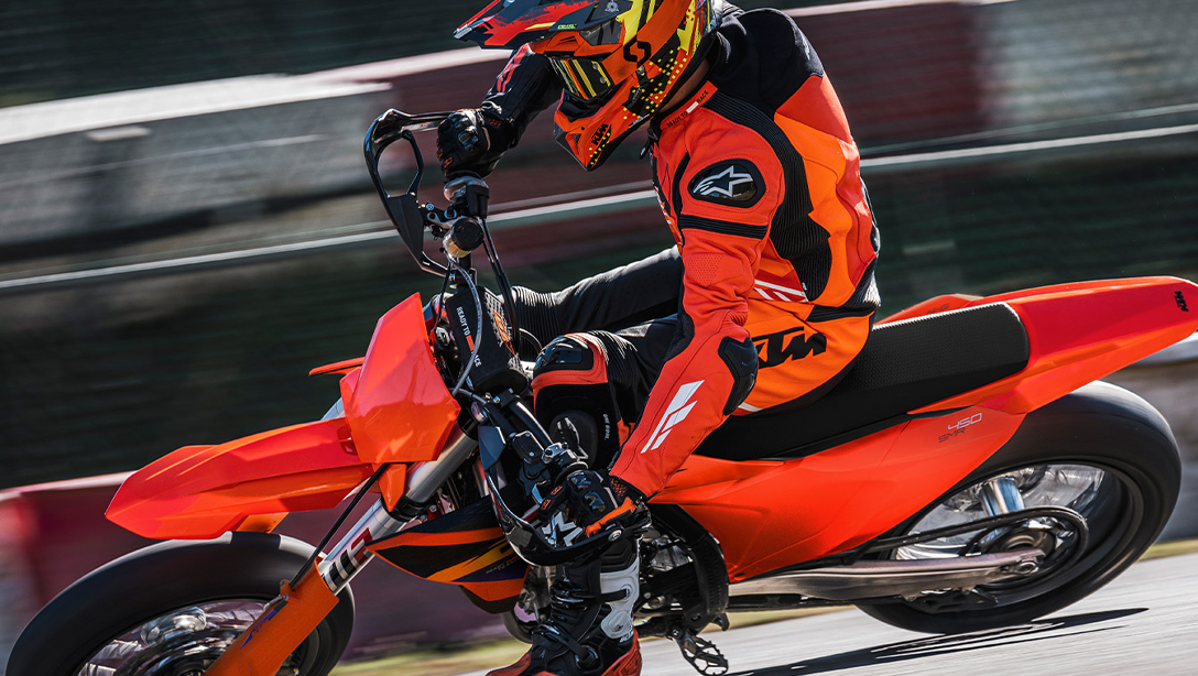 Vue avant de la KTM 450 SMR 2026 en action sur circuit