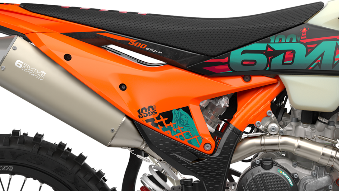 KTM 500 EXC-F 6DAYS 2026 sur chemin rocailleux, vue de profil