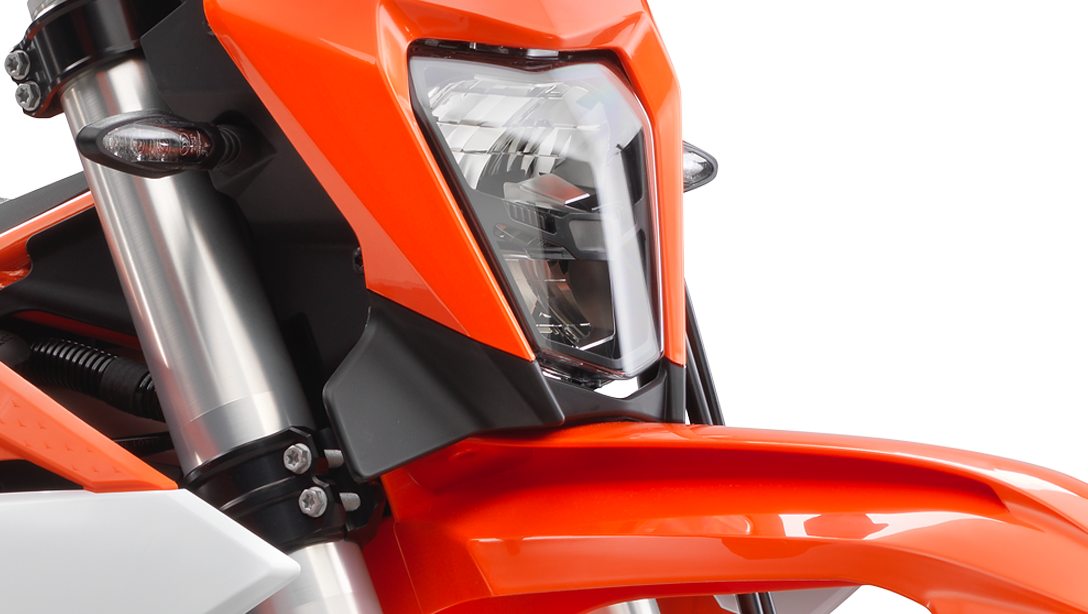 Vue arrière de la KTM 690 Enduro R 2026 sur route