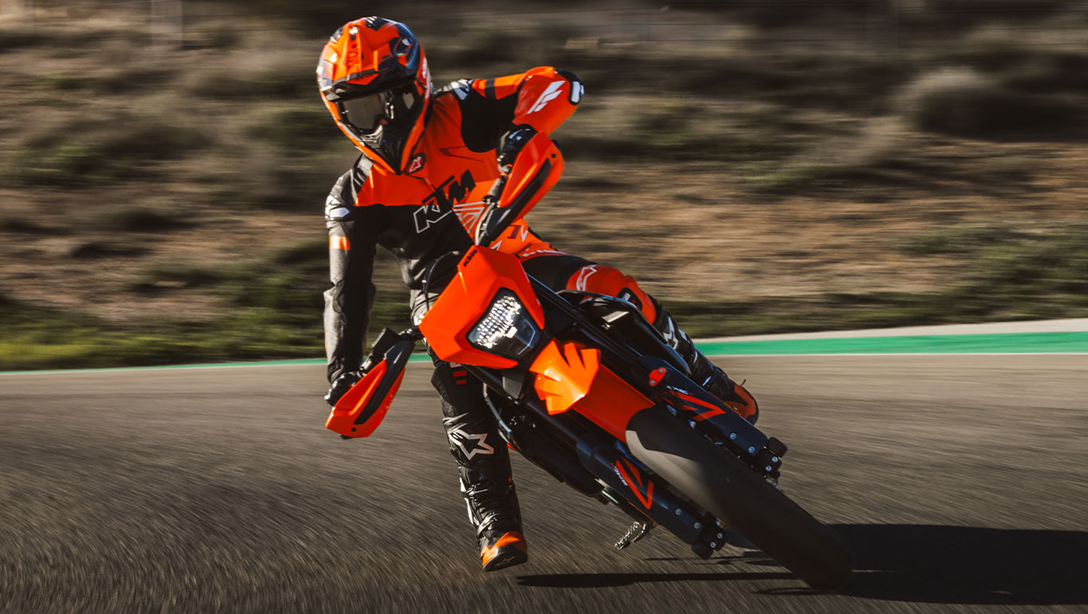 Vue avant de la KTM 690 SMC R 2026 en action sur piste