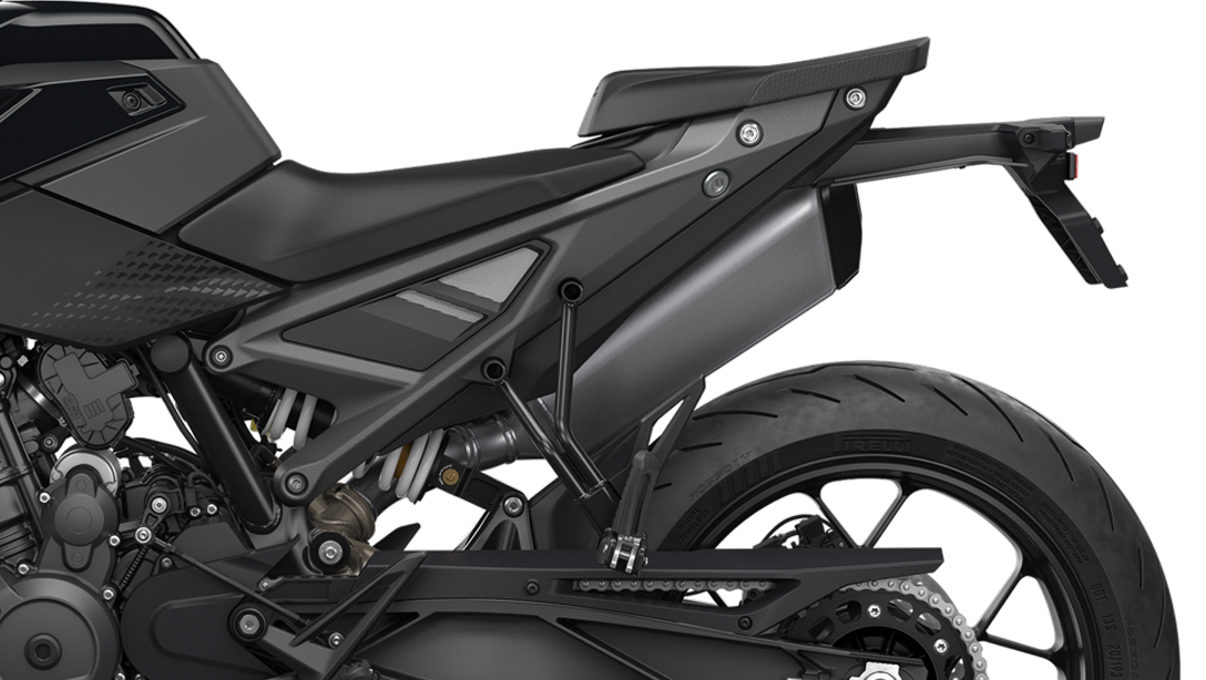 Profil arrière de la KTM 790 Duke 2026 sur route