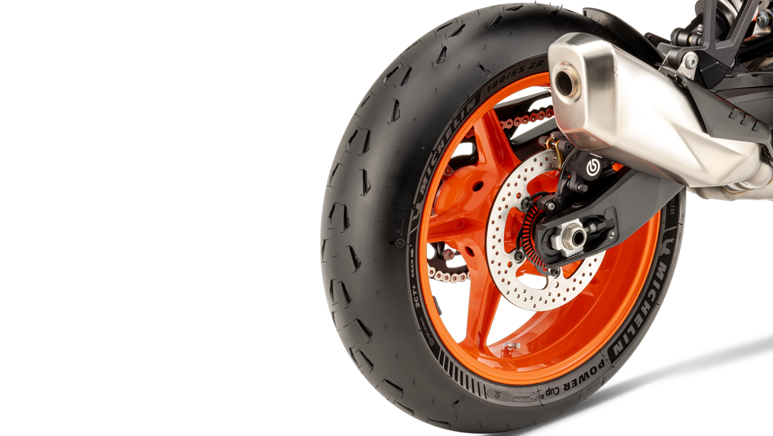 Vue arrière de la KTM 990 Duke R 2026 avec échappement sport