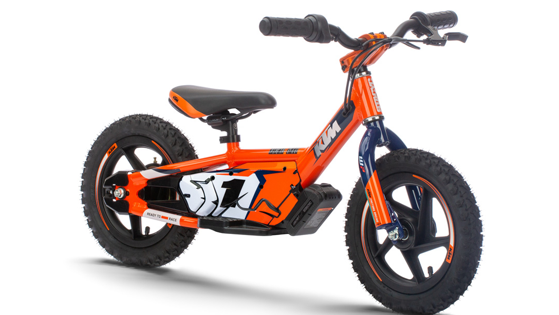Enfant pilotant la KTM SX-E 1.12 sur circuit tout-terrain
