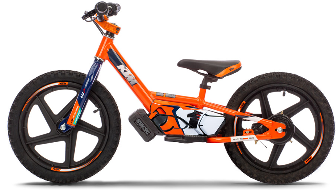 Vue latérale de la 2026 KTM SX-E 1.16 sur terrain tout-terrain