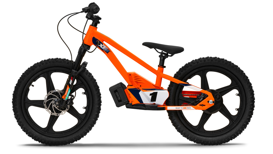 KTM SX-E 1.20 2026 stationnée sur un terrain de cross