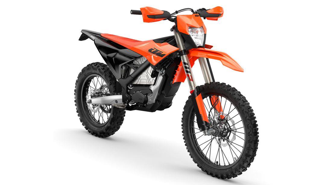 La 2027 KTM FREERIDE E franchissant un obstacle en forêt