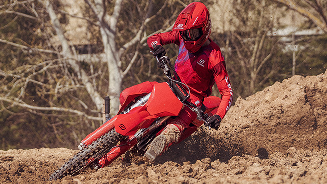 GASGAS MC 125 2026 en action sur circuit de motocross