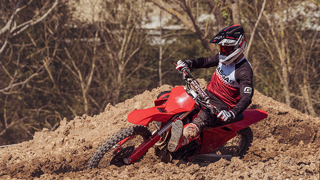 Suspension WP XACT de la GASGAS MC 250F 2026 en action.