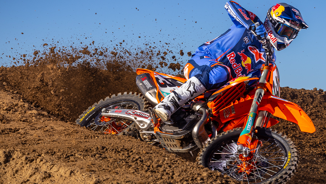 Moteur de la KTM 450 SX-F Factory Edition 2026 vu de près