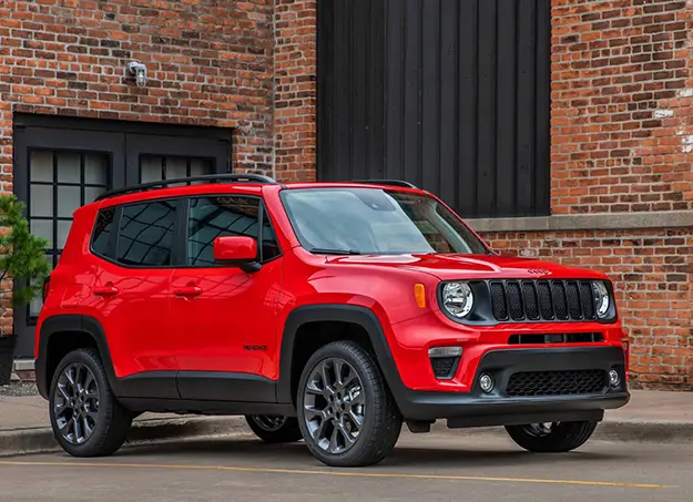 Vue avant du Jeep Renegade Hybride sur route urbaine
