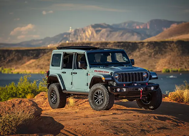 Vue avant du Jeep Wrangler Hybride sur fond sombre