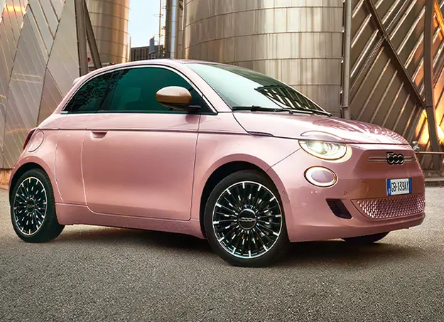 Vue latérale de la Fiat 500e électrique sur fond noir