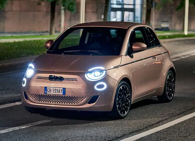 Fiat 500e vue trois quart avant