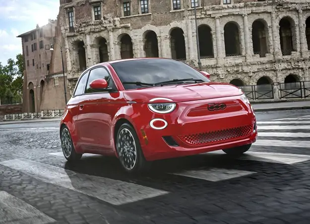 Fiat 500e électrique circulant en centre-ville