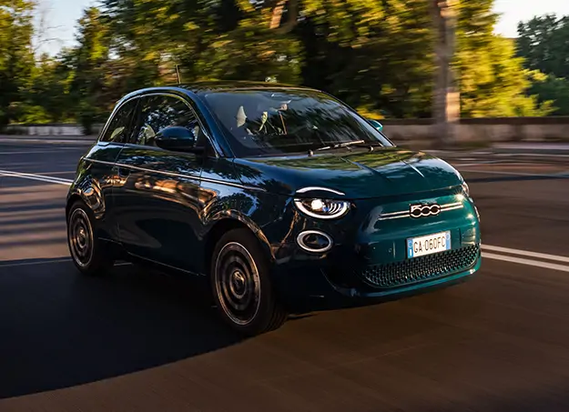 Vue trois quart avant sur route Fiat 500e