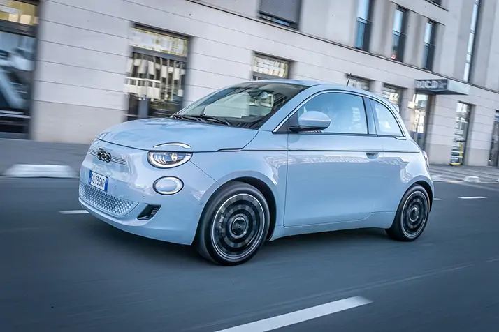 Vue extérieur trois quart fiat 500e