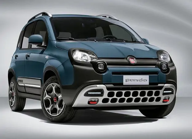 Vue avant de la Fiat Panda Hybride sur fond sombre