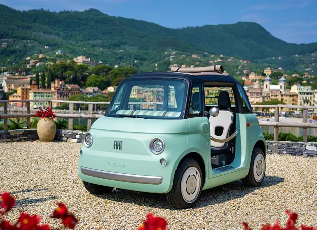 Vue avant de la Fiat Topolino électrique en ville