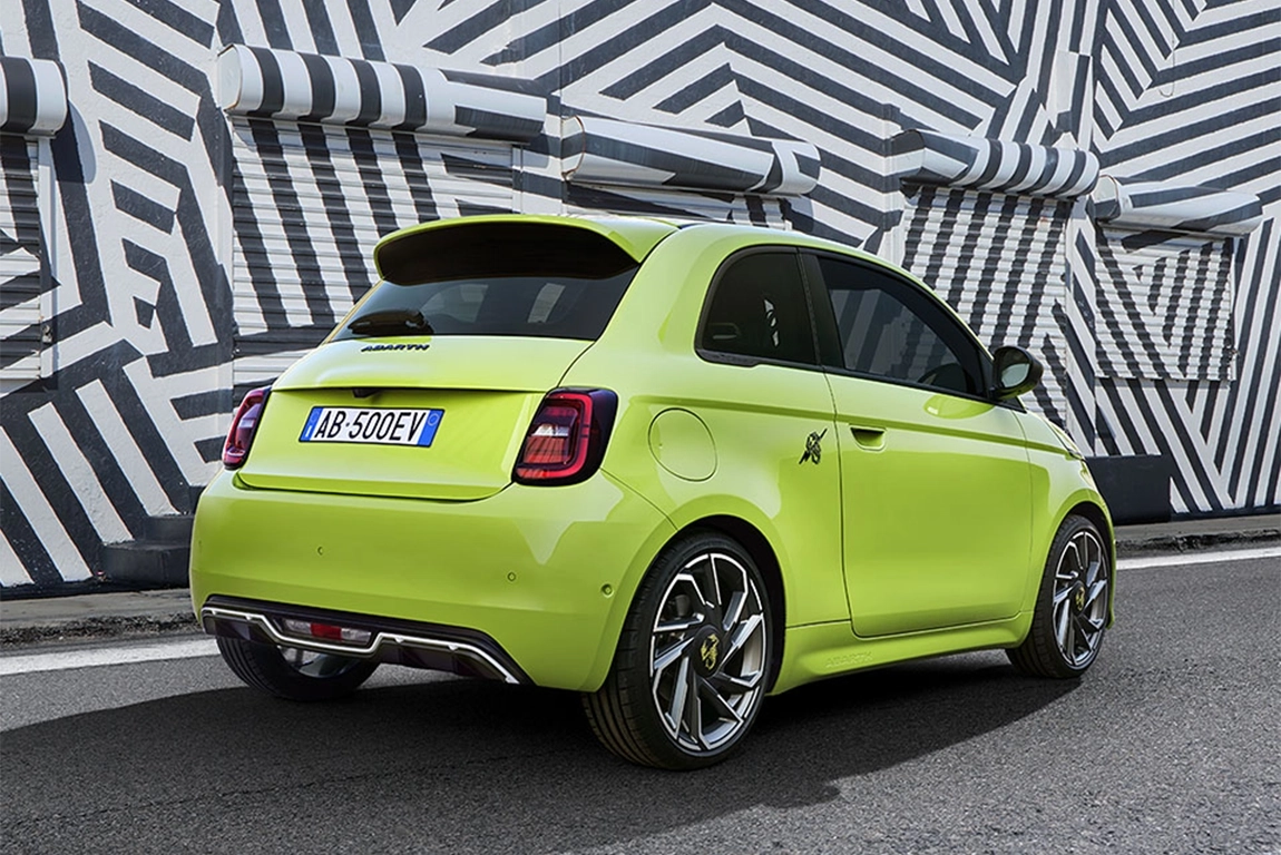 Intérieur sportif de l’Abarth 500e avec finitions premium