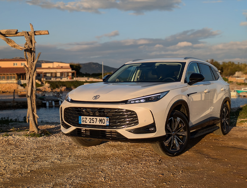 Habitacle du MG EHS PHEV avec sièges en cuir et éclairage d’ambiance