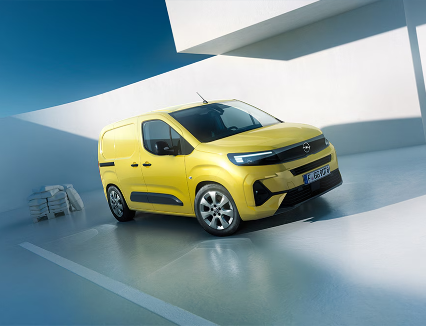 Vue avant de l’Opel Combo Electric sur fond noir