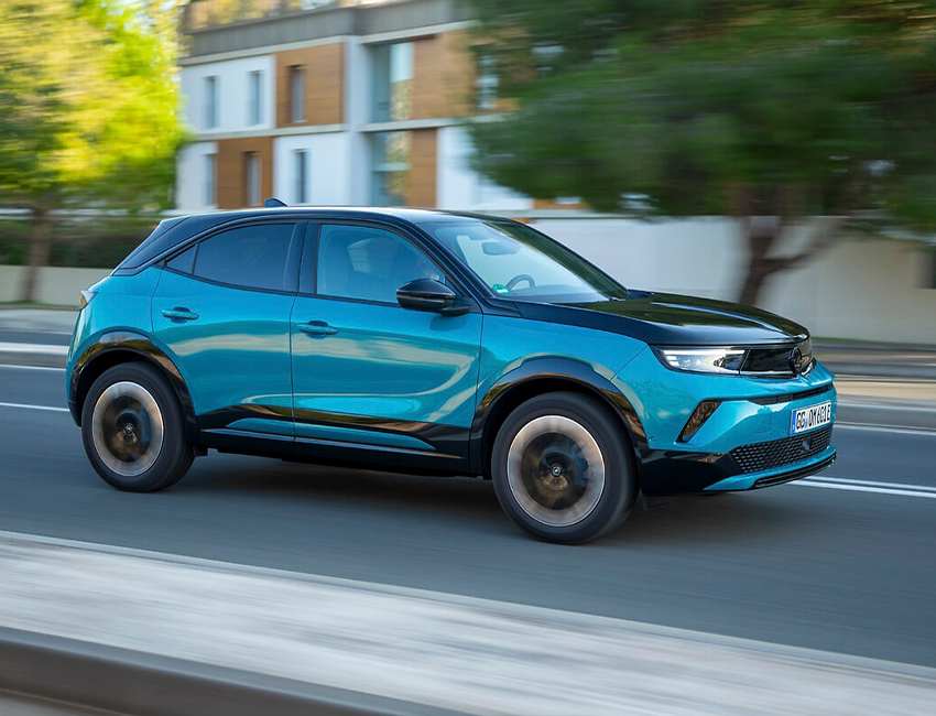 Vue avant dynamique de l'Opel Mokka sur route de nuit