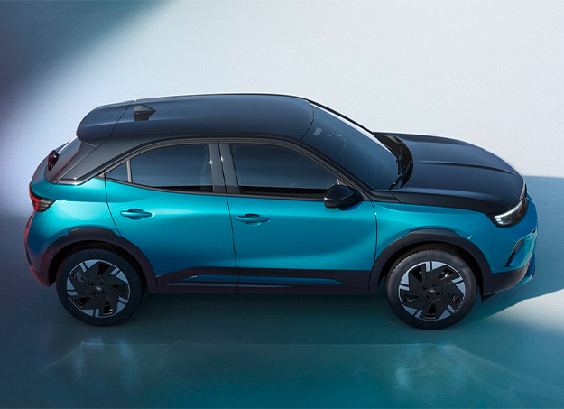 Vue latérale de l'Opel Mokka en stationnement urbain