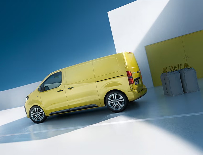 Vue trois quart arrière de l’Opel Vivaro