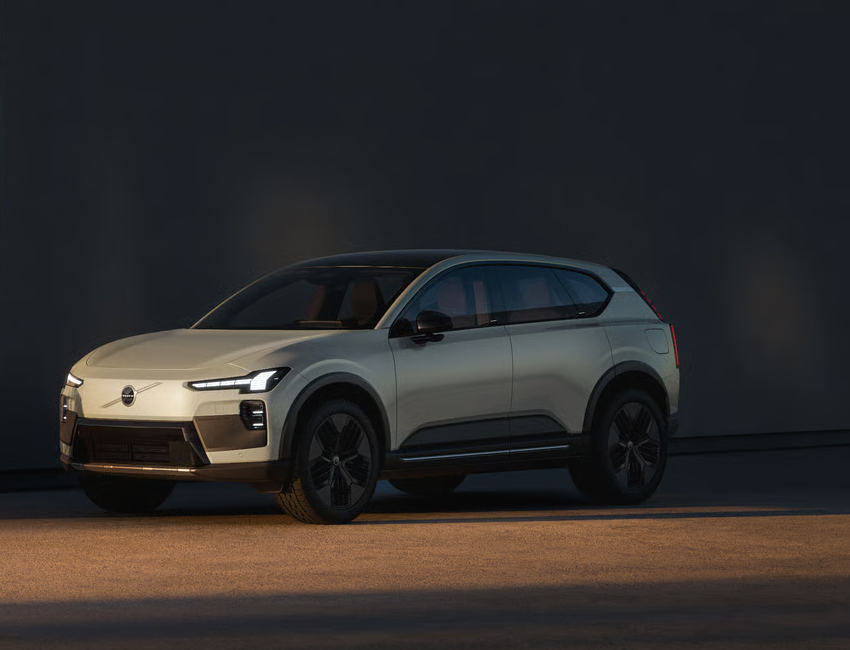 Vue latérale du Volvo EX60 électrique sur fond sombre