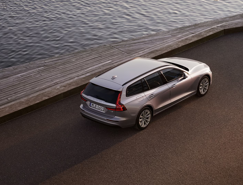 Habitacle spacieux du Volvo V60 avec vue sur les sièges arrière