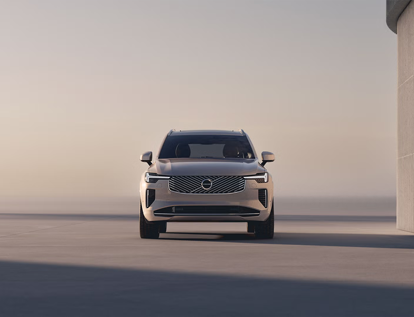 Vue avant du Volvo XC90 sur route
