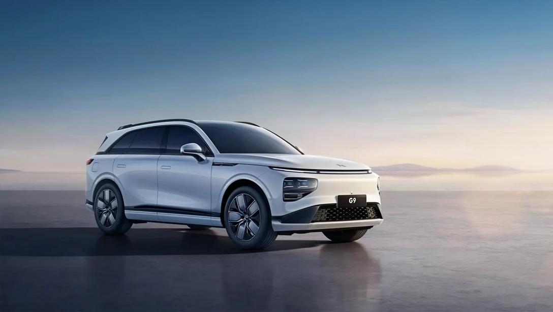 Vue avant du XPENG G9 sur fond noir, mettant en valeur son design moderne