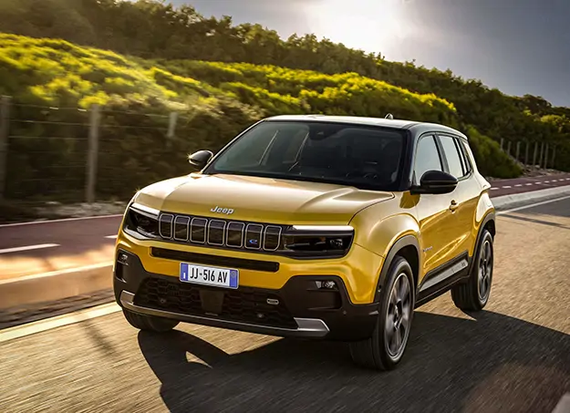 Vue de trois quart du Jeep Avenger mettant en avant son design